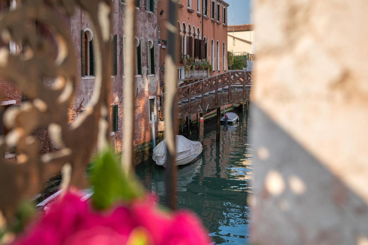 Colombina With Canal View * Venedig